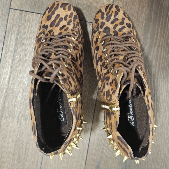 NEW Breckelles Leopard Spiked Platform Booties - Size 9 - Picture 9 of 15